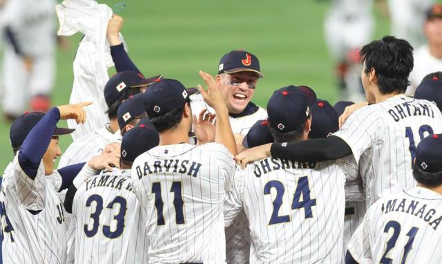 吉田正尚が感動ショットを投稿　鈴木誠也のユニホームとともに「ｔｅａｍ　ＭＬＢ」