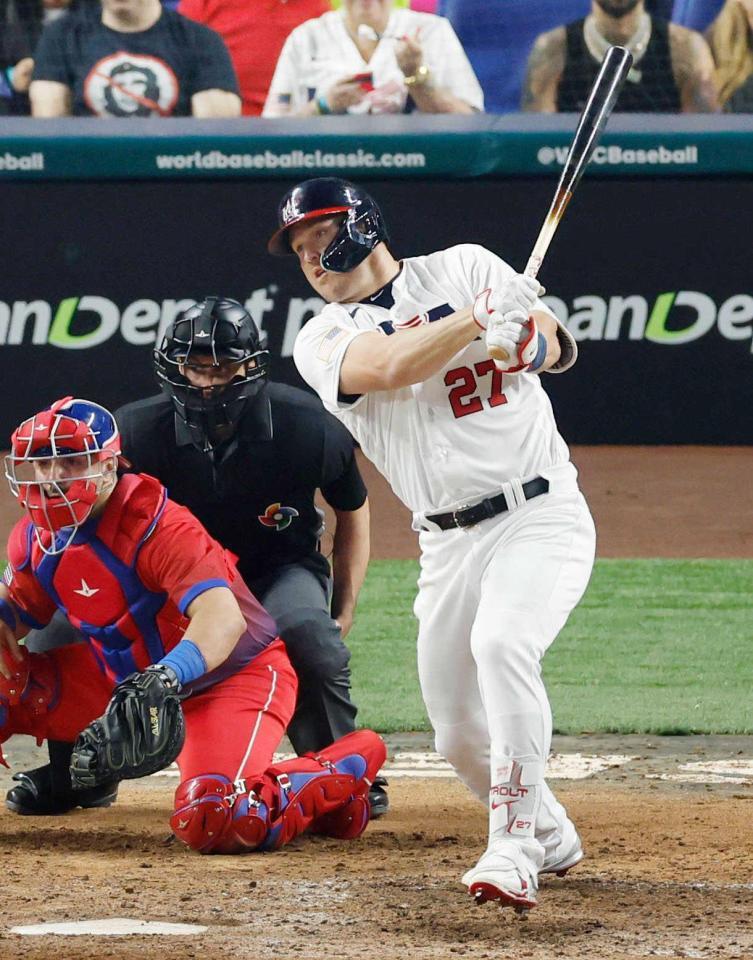 　キューバ戦の６回、米国のトラウトが適時二塁打を放つ＝マイアミ（共同）