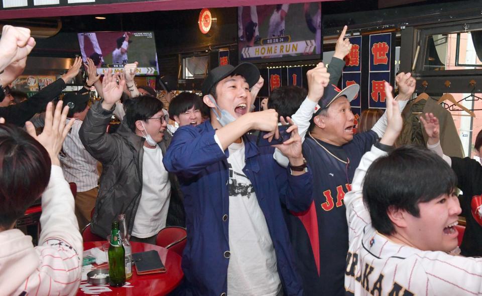 　ＷＢＣ準決勝で侍ジャパンの活躍に歓喜するファン（撮影・佐々木彰尚）