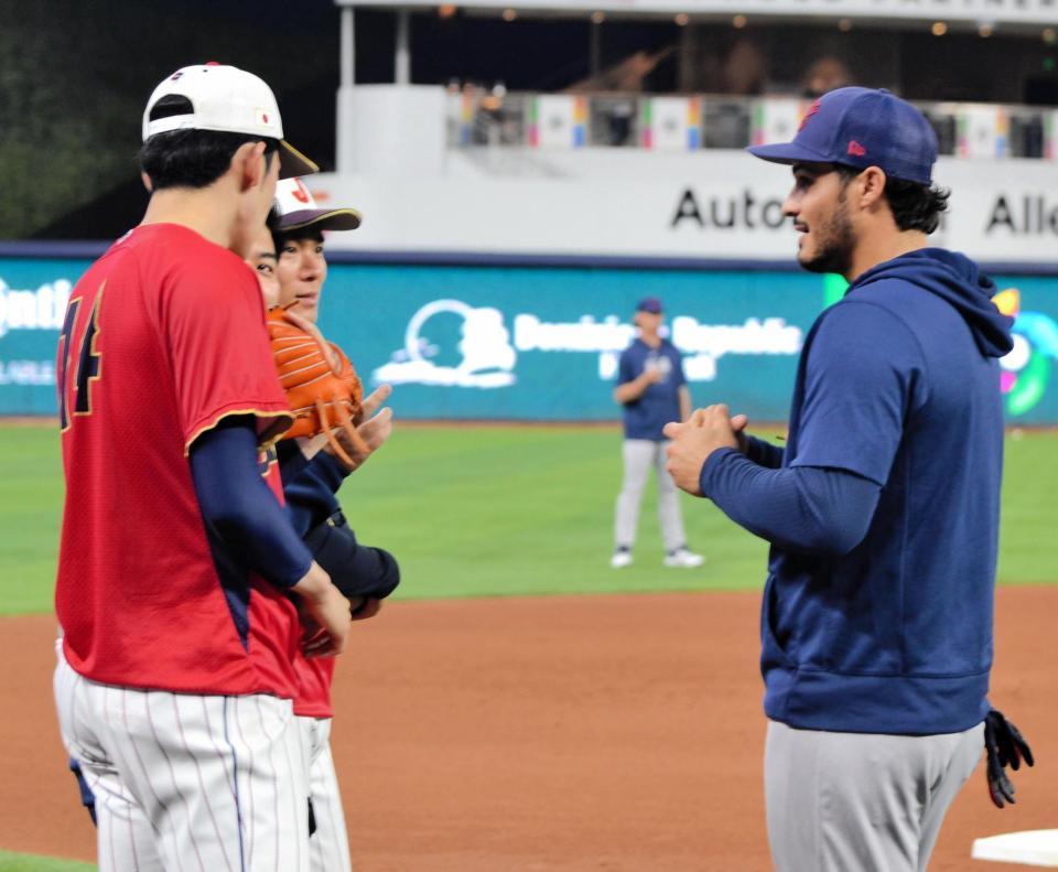 　アレナド（右）は佐々木朗に興味津々で質問。奥は山本