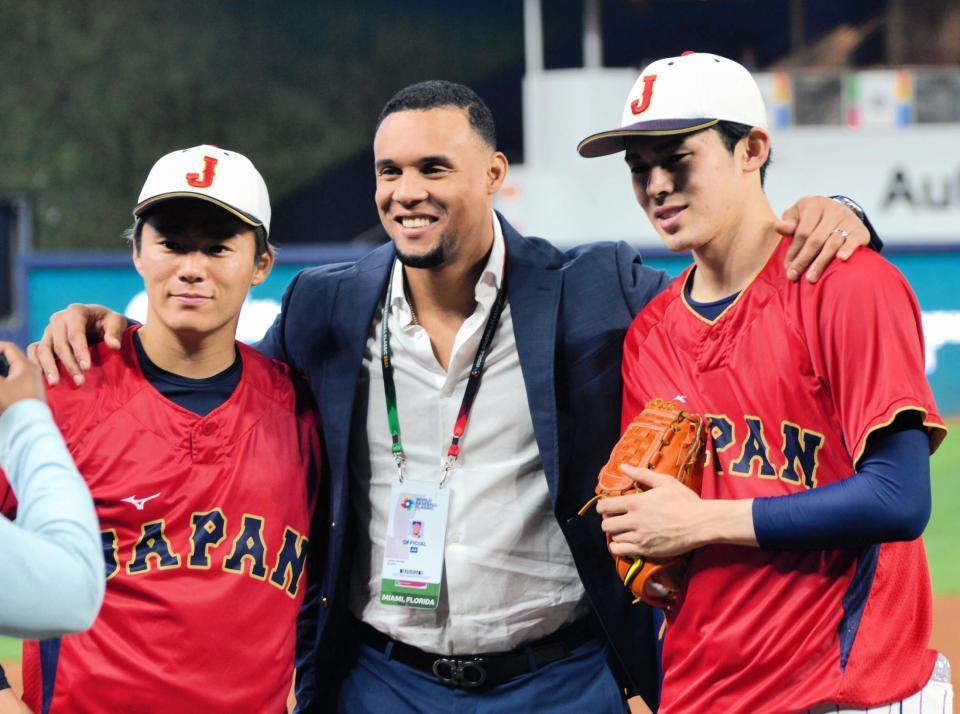 　（左から）山本、カルロス・ゴメス、佐々木朗