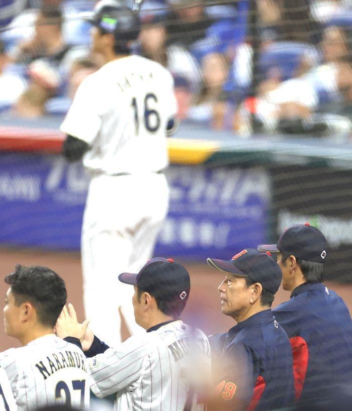 　試合を見つめる栗山監督（右下）＝撮影・吉澤敬太