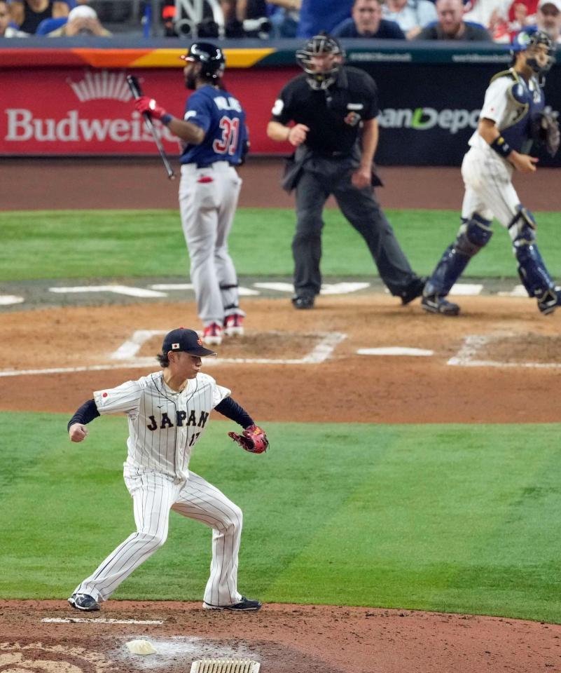 　６回、ムリンスを空振り三振に仕留め、ガッツポーズの伊藤（共同）