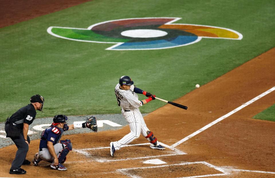 　４回、岡本和が左中間に本塁打を放つ（共同）