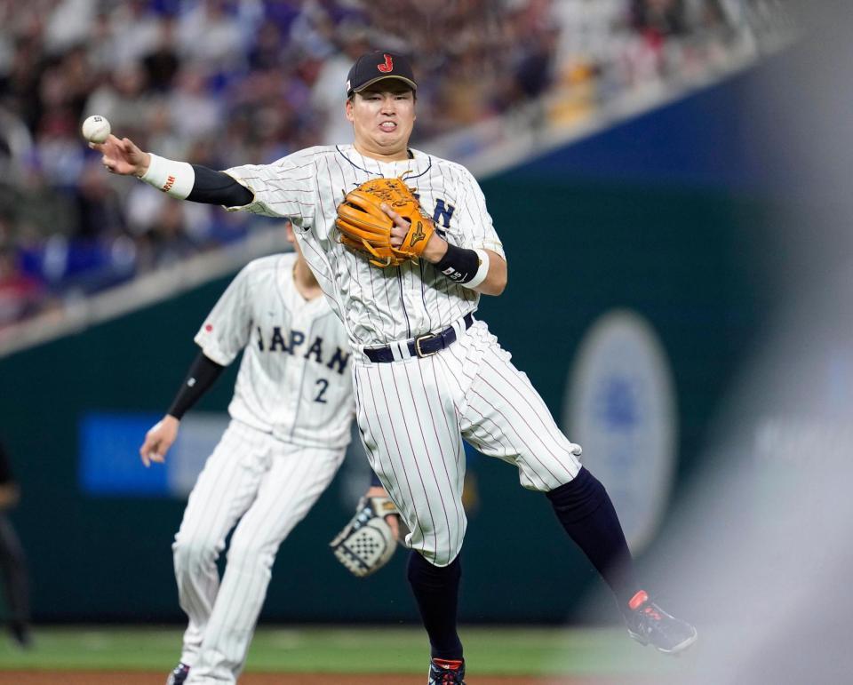 　５回、ベッツのゴロを送球する三塁手・村上。リプレー検証で内野安打となる（共同）