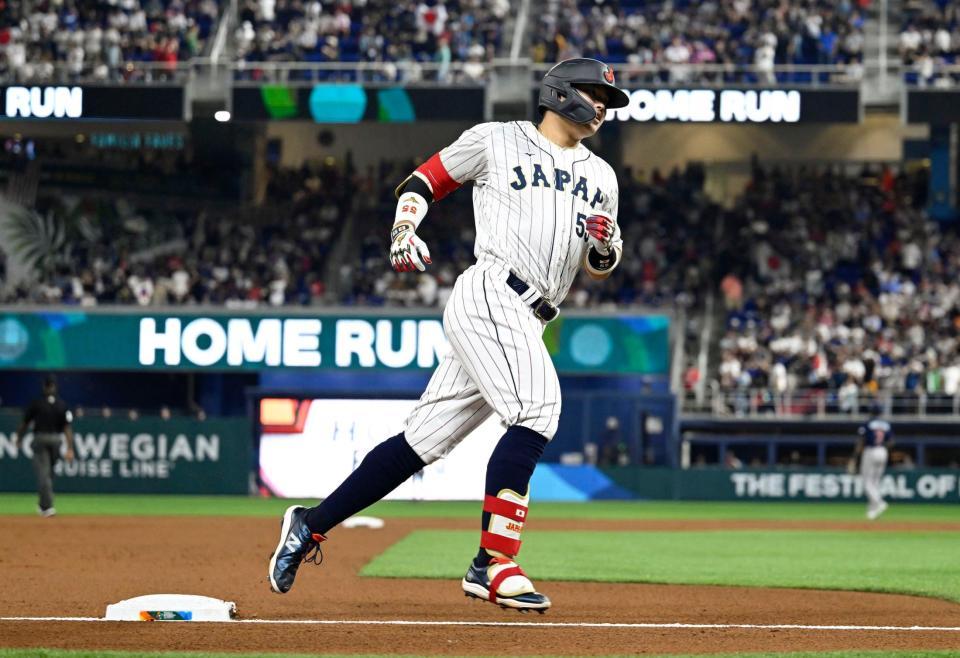 　２回、同点ソロを放ち塁を回る村上（共同）