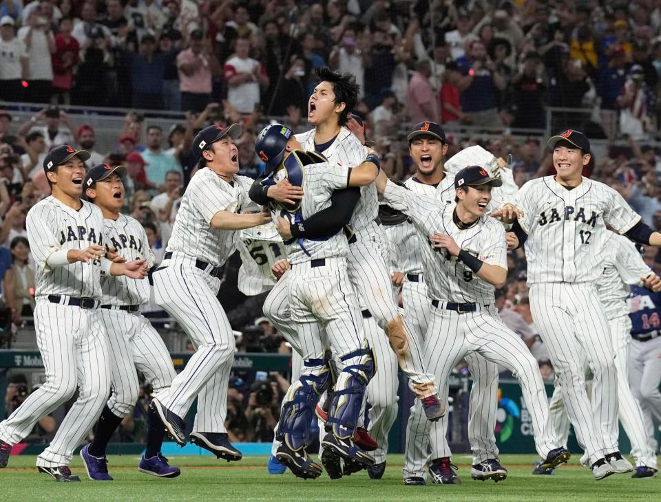 　優勝し喜ぶ日本ナイン。中央は大谷（共同）