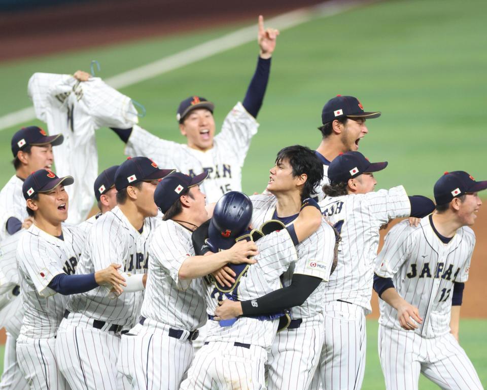 　優勝を決め喜ぶ大谷ら侍ジャパン。栗林のユニホームもマウンドへ（撮影・吉澤敬太）