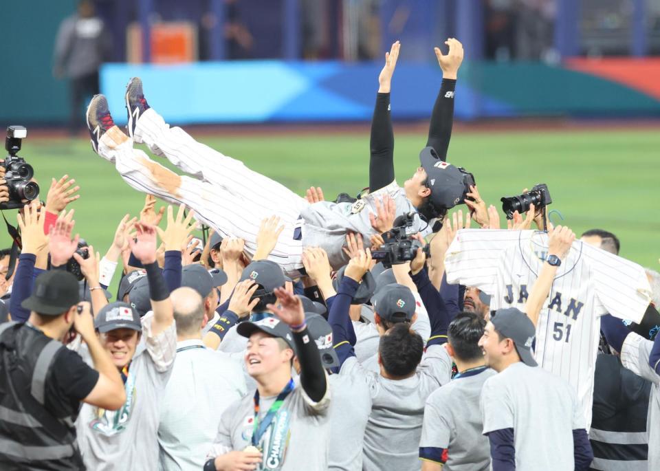 　胴上げされる大谷（撮影・吉澤敬太）