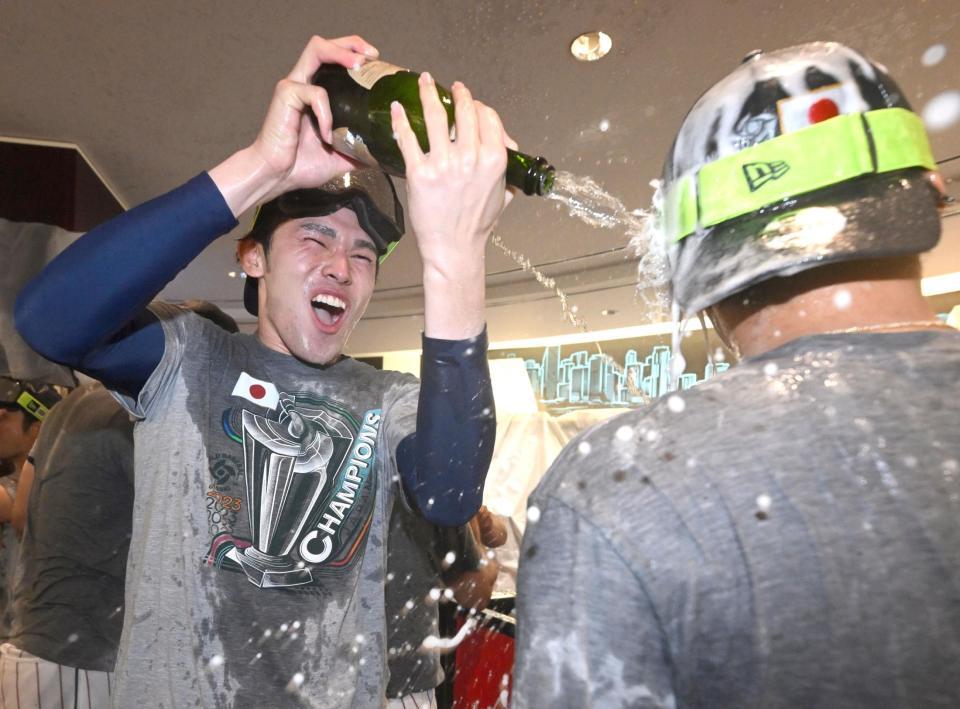 　シャンパンファイトを堪能する佐々木朗