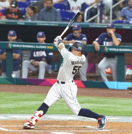 　２回、村上が右中間に同点ソロを放つ（撮影・吉澤敬太）