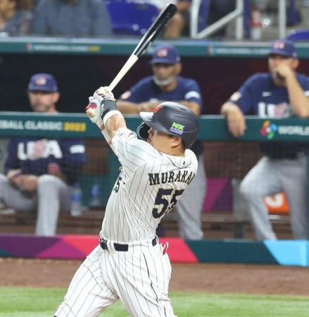 　米国との決勝戦の２回、同点ソロを放つ村上＝２２日
