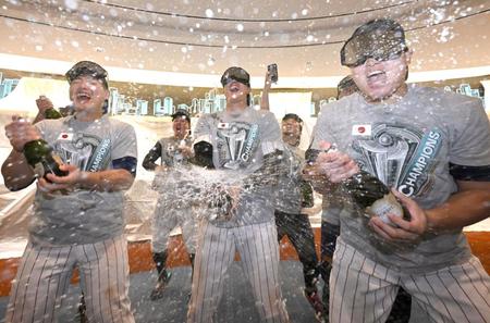 　シャンパンファイトを行う（左から）岡本和、大谷、村上