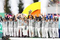 　世界一に輝きトロフィーを掲げ喜ぶ大谷（中央）ら侍ナイン（撮影・吉澤敬太）