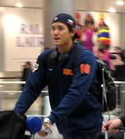　似合ってる？チェコ代表の帽子をかぶってマイアミ国際空港に降り立った大谷（撮影・小林信行）