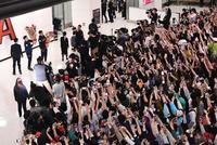 　花束を掲げる栗山監督（左から２人目）、中村らが多くのファンに祝福された（撮影・園田高夫）