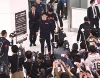 　帰国した佐々木朗が多くのファンに祝福される（撮影・園田高夫）