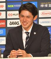 岡本和のコメントに笑顔を浮かべる佐々木朗（撮影・西岡正）