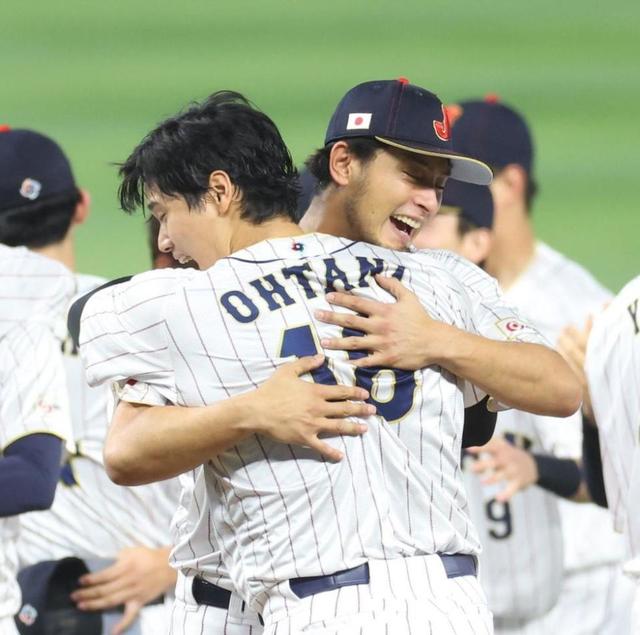 大谷 宇田川見つけ笑顔でカモーン！優しく背中に腕回し２ショット撮影