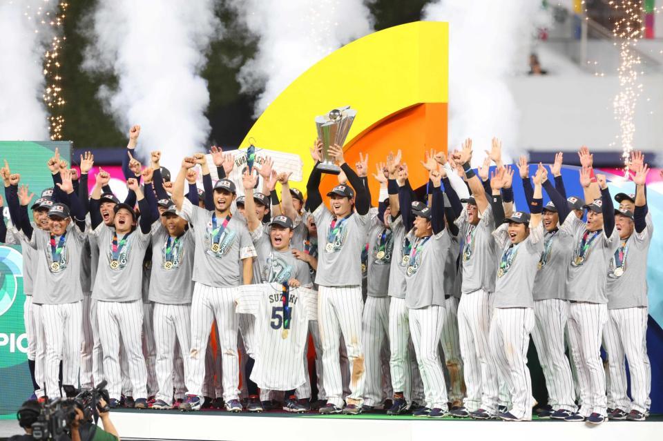 　世界一に輝きトロフィーを掲げ喜ぶ大谷（中央）ら侍ナイン（撮影・吉澤敬太）