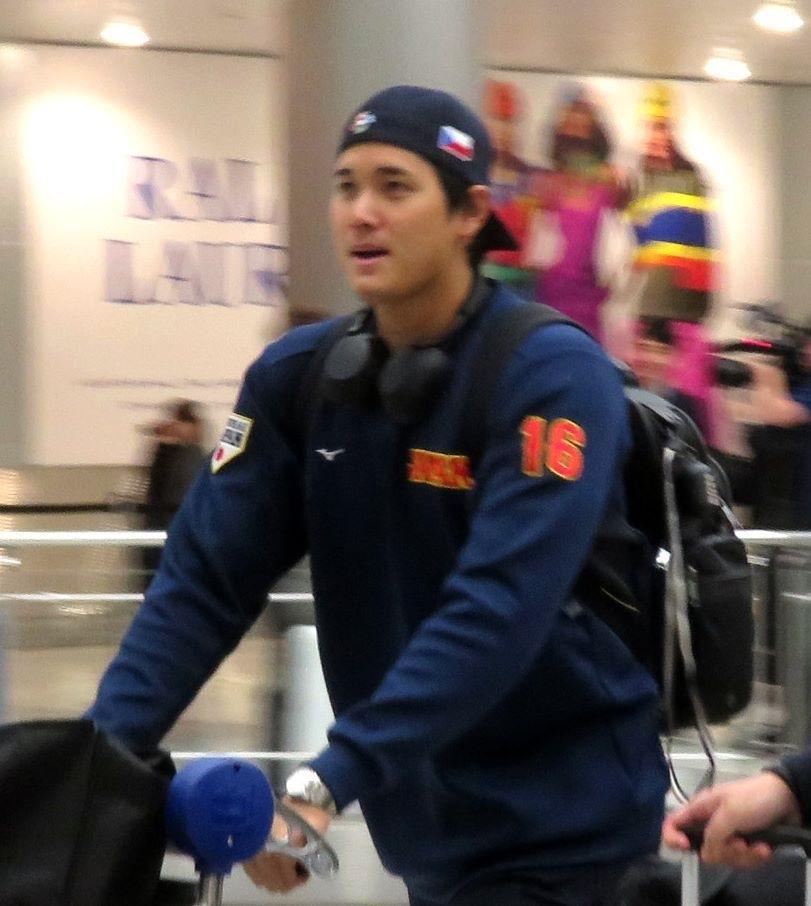 　似合ってる？チェコ代表の帽子をかぶってマイアミ国際空港に降り立った大谷（撮影・小林信行）