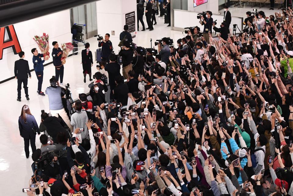 　花束を掲げる栗山監督（左から２人目）、中村らが多くのファンに祝福された（撮影・園田高夫）