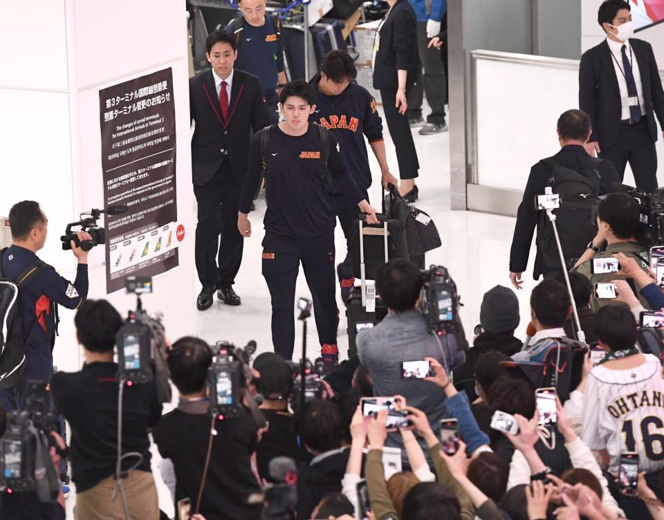 　帰国した佐々木朗が多くのファンに祝福される（撮影・園田高夫）