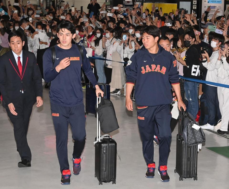 　高橋宏（右）と並んで歩く佐々木朗（撮影・西岡正）