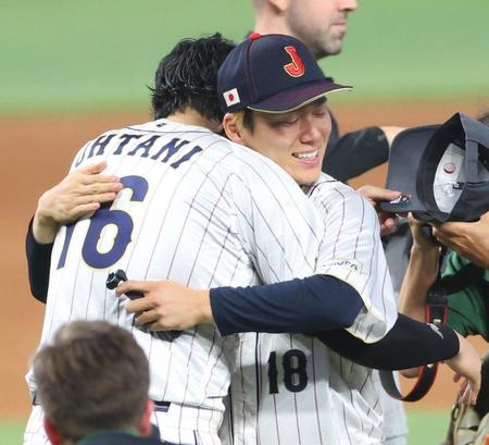 　大谷（左）と抱き合うオ山本＝２１日、マイアミ