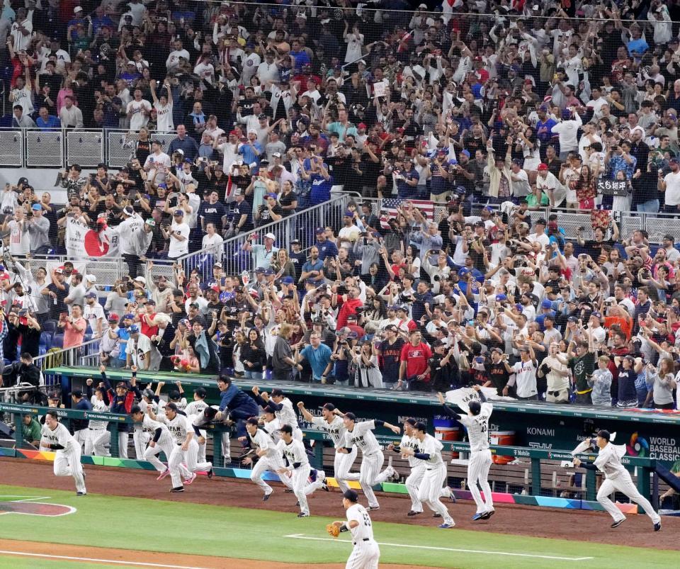 　ＷＢＣ優勝を決め、ベンチを飛び出す日本ナイン＝２１日、マイアミ