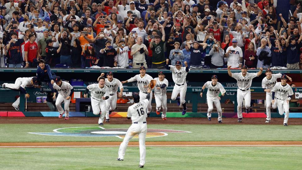 　米国を破って優勝を果たし、大谷（16）のもとに駆け寄る日本ナイン＝２１日、マイアミ（共同）