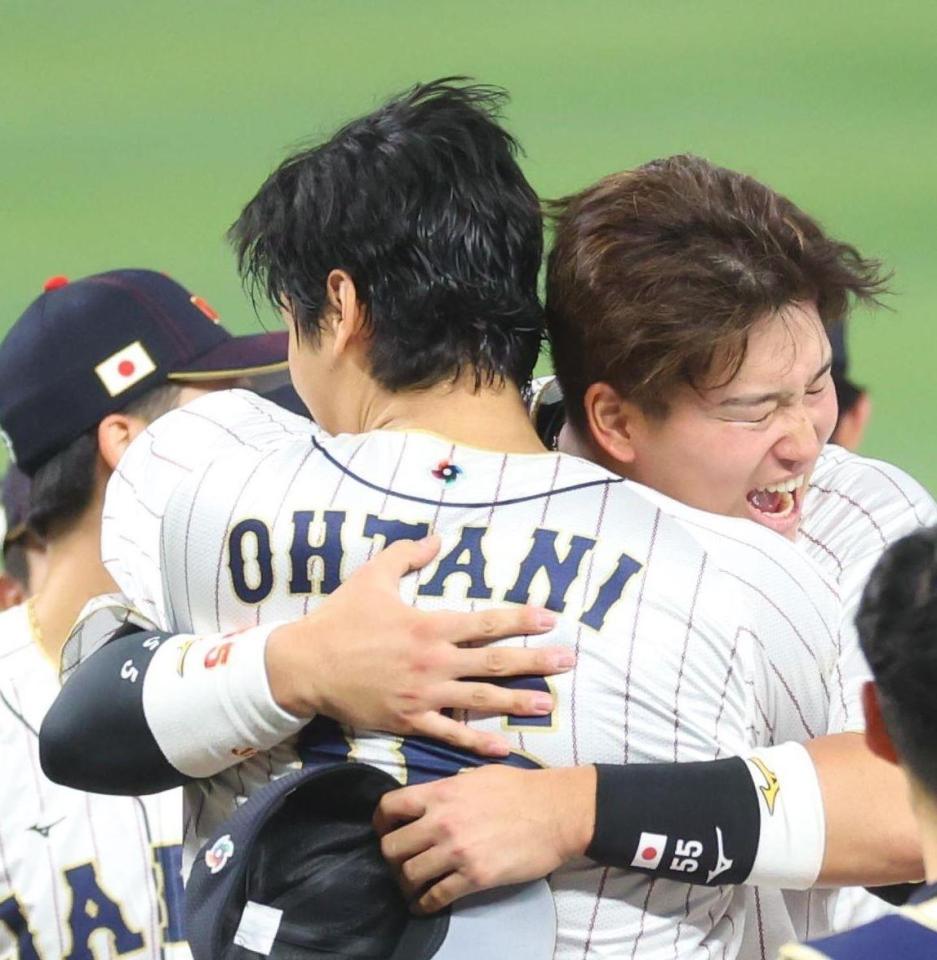 　世界一に輝き、大谷と抱き合う村上＝２１日、マイアミ