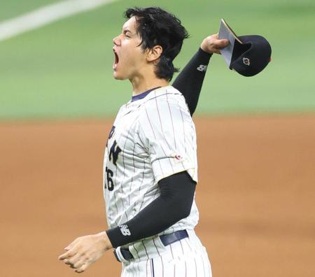 　優勝を決め帽子を投げる大谷