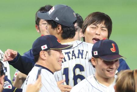 　世界一に輝き、笑顔で抱き合う大谷翔平（手前）と水原一平通訳＝２１日、マイアミ