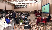 　大勢の報道陣を前に会見する栗山監督（右奥）＝撮影・佐藤厚