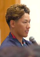 　優勝会見で試合を振り返る吉田正尚＝２１日、マイアミ