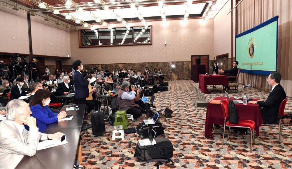 　大勢の報道陣を前に会見する栗山監督（右奥）＝撮影・佐藤厚