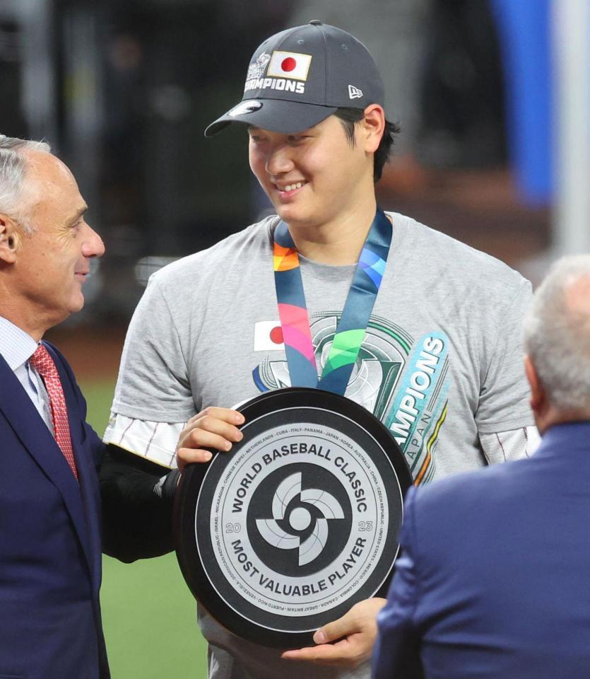 　ＭＶＰのプレートを贈られ笑顔を見せる大谷