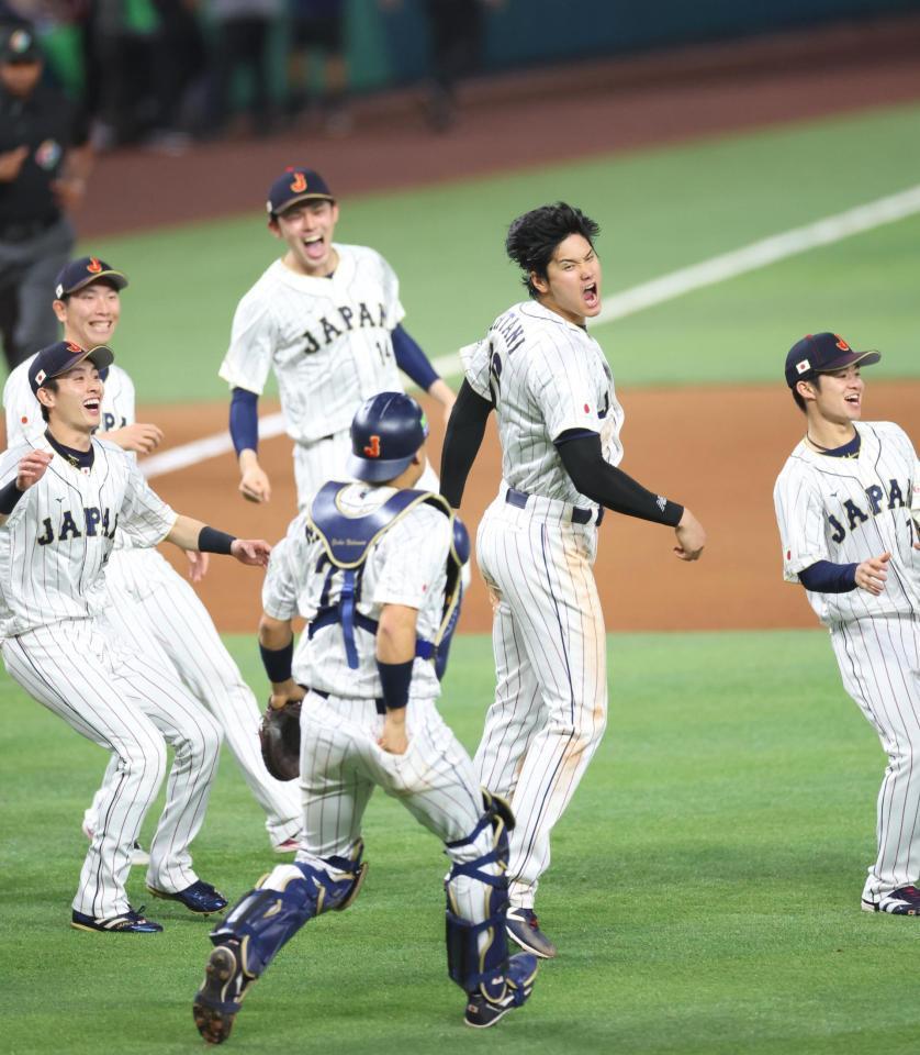 　世界一に輝き喜び合う大谷翔平（中央）ら侍ジャパン