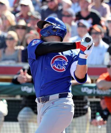 　ジャイアンツ戦の１回、安打を放つカブス・鈴木＝スコッツデール（共同）