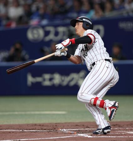 左越えソロを放つ佐々木（撮影・伊藤笙子）