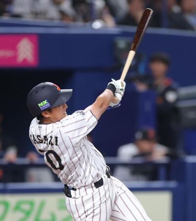 左越えソロを放つ佐々木（撮影・西岡正）