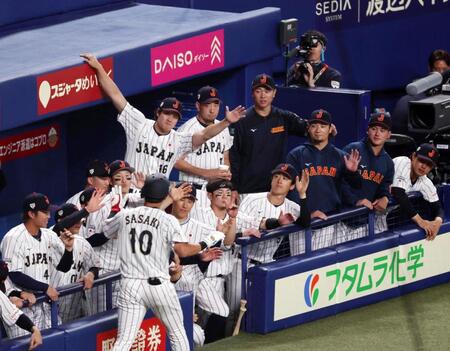 ２回裏、ソロ本塁打を放った佐々木（手前）を手を上げて迎える大谷