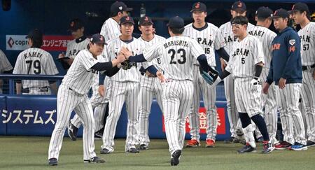 ３回、森下（２３）とタッチを交わす宮城（左）＝撮影・飯室逸平