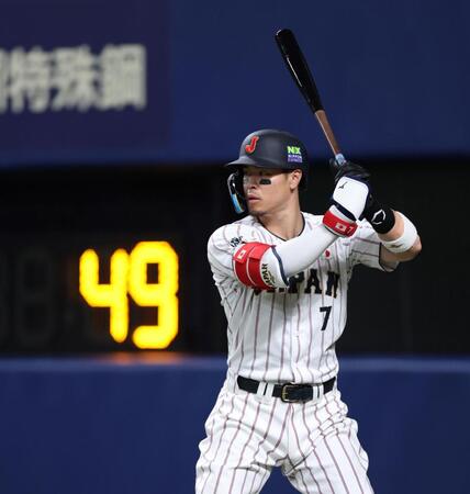 ６回、ピッチクロックを背に打撃の準備をする佐藤輝（撮影・伊藤笙子）