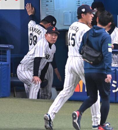 ベンチに下がる大勢（１５）を心配そうに見つめる井端監督（撮影・飯室逸平）