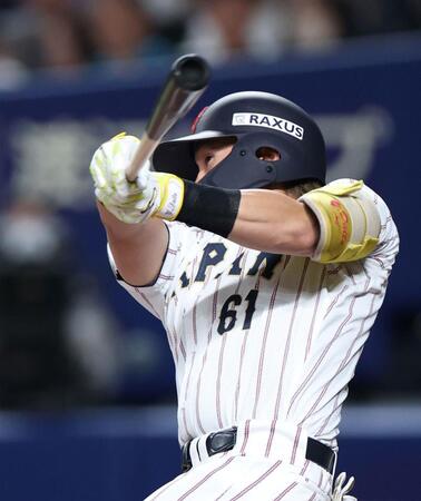 ７回侍ジャパン２死一二塁、左前へ適時打を放つロッテ・山本大斗＝バンテリンドームナゴヤ（撮影・伊藤笙子）