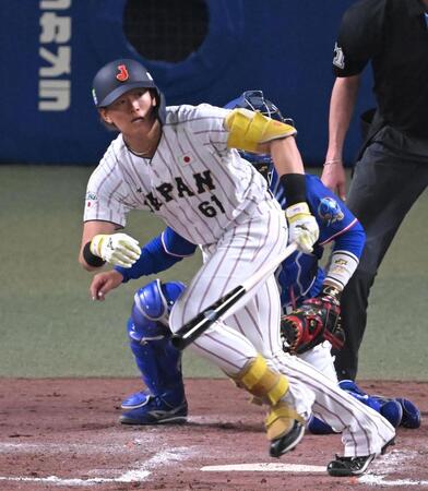 ７回、適時打を放つ山本（撮影・飯室逸平）