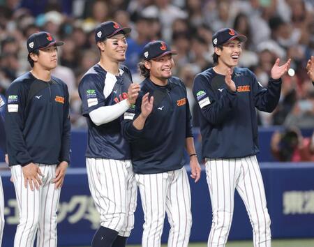 中日に勝利し、笑顔でナインを迎える佐藤輝（左から３人目）＝撮影・西岡正