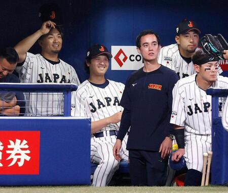 中日との壮行試合で笑顔の（左から）鈴木、大谷ら